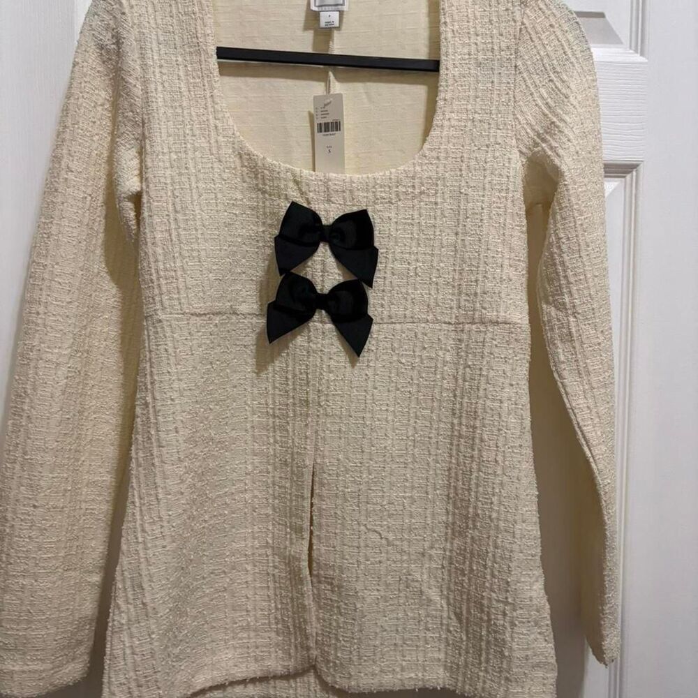 Elf Women's Cream and White Sweater